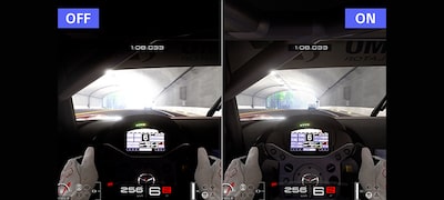 Ecran divizat cu un joc de curse de mașini, demonstrând optimizarea jocurilor cu Auto HDR Tone Mapping