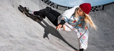 Imagine cu femeie pe skateboard la skate park