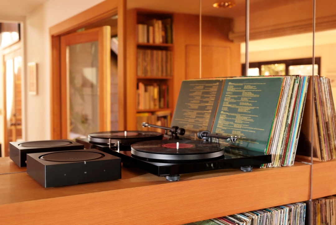 Sonos Amp conectat la pickup si surse audio externe prin intrare analogica RCA