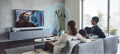 Imagine cu un cuplu într-o cameră de zi uitându-se la un TV BRAVIA cu Acoustic Center Sync