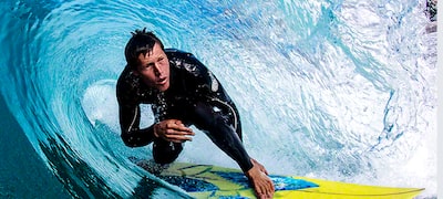 Imagine cu un surfer care ilustrează detalii fără neclarități la nivelul valurilor