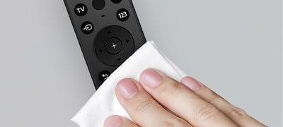 Telecomandă curățată cu un șervețel