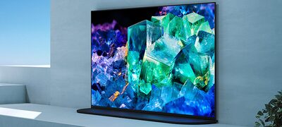 Televizor BRAVIA în sufragerie, pe suport, în stilul cu poziție spate, pentru armonie în cameră, cu imagine cu sticlă și cristale colorate pe ecran