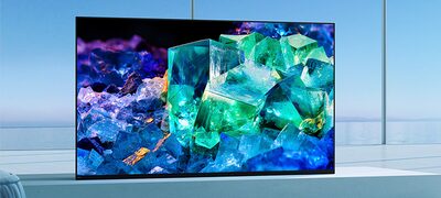 Televizor BRAVIA în sufragerie, pe suport, în stilul cu poziție față, pentru o experiență de vizionare palpitantă, cu imagine cu sticlă și cristale colorate pe ecran