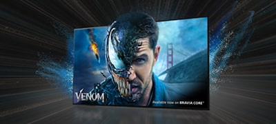 Televizor BRAVIA cu explozie stelară în spate care prezintă filmul VENOM, disponibil în BRAVIA CORE