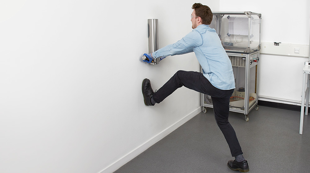 Inginer care testează rezistența uscătorului de mâini Dyson Airblade 9kJ