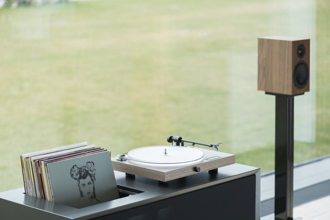 Juke Box S2 mit Acryl It Subplatter und einer Lautsprecherbox vor einem Fenster