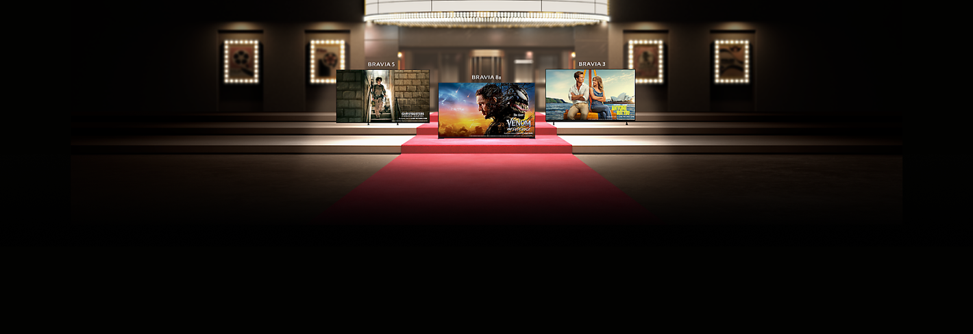 Trei televizoare Sony Bravia pe un covor roșu, într-un cadru elegant.