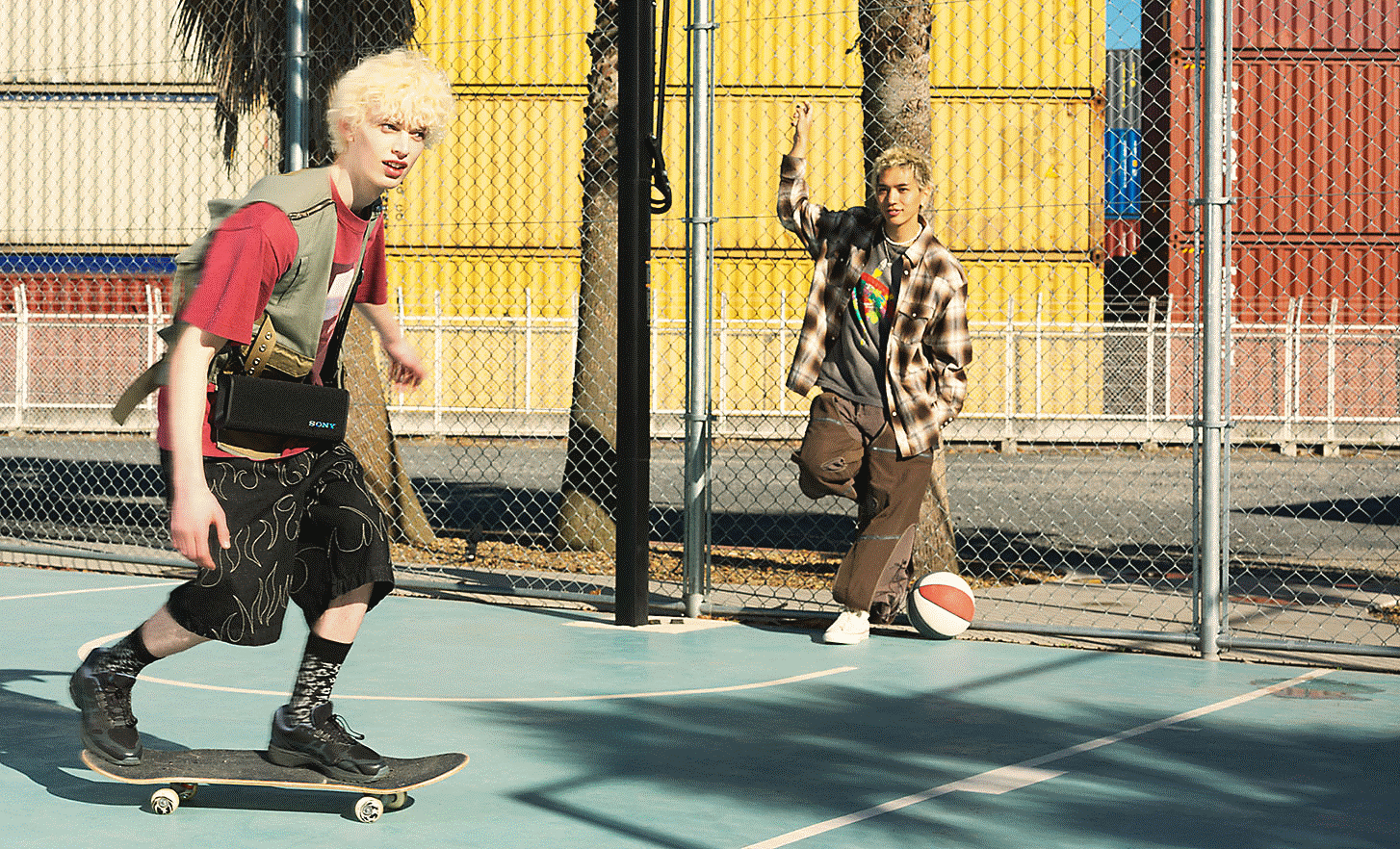 O persoană pe skateboard ținând boxa ULT FIELD 3 pe umăr