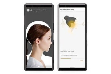 Două ecrane de smartphone arătând cum aplicația înregistrează forma urechii