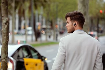 Imagine de stil de viaÅ£Ä cu un bÄrbat mergând în timp ce poartÄ cÄÅtile WF-1000XM3