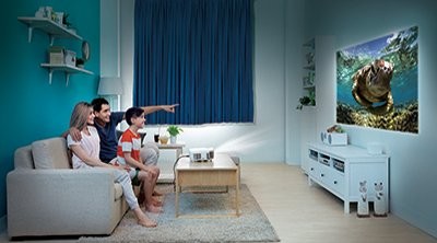 proiecție pe distanțe scurte în sufragerie pentru experiențe de vizionare captivante