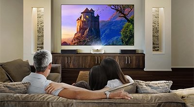 proiecție pe distanțe scurte în sufragerie pentru experiențe de vizionare captivante