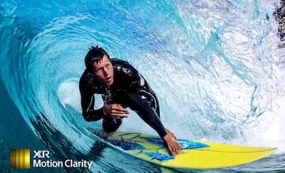 Imagine cu un surfer care ilustrează detalii fără neclarități la nivelul valurilor