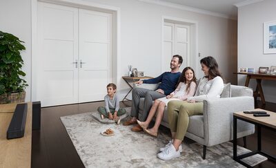 Familie în camera de zi cu HT-G700
