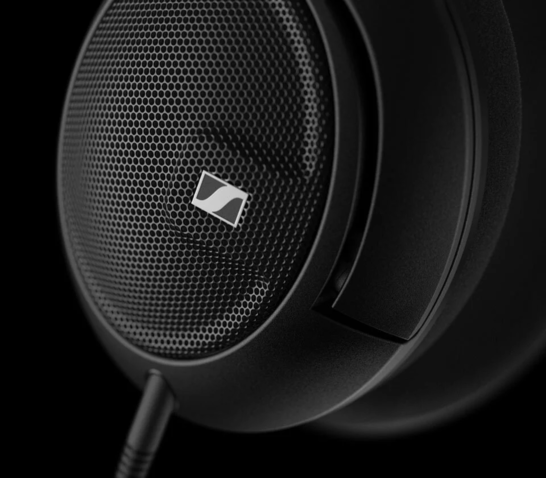 x1-desktop-sennheiser-hd-560-S-earcup-closeup