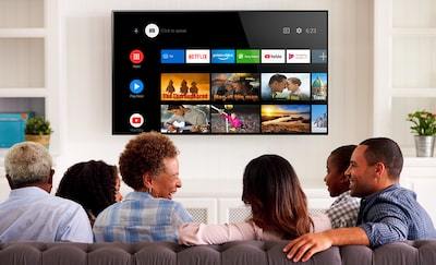 Familie căutând conținut de divertisment pe Android TV