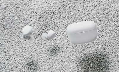 Căști LinkBuds S albe și casetă albă deasupra unui fundal alcătuit din piese de plastic albe