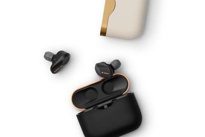 Fotografie de produs cu variantele de culoare ale carcaselor de încÄrcare magnetice pentru cÄÈtile WF-1000XM3.