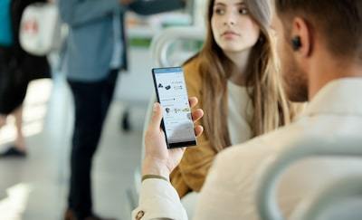 Imagine de stil de viaÅ£Ä cu un bÄrbat folosind aplicaÈia Sony | Conectare cÄÈti pe smartphone.