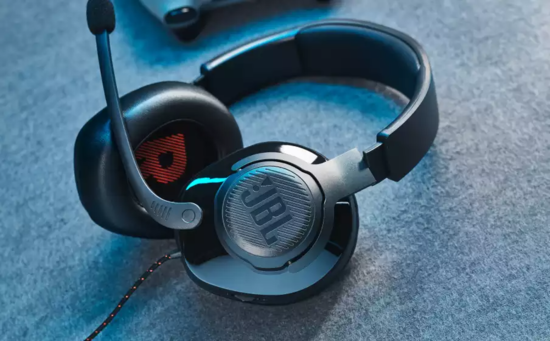 JBL-Quantum200-300-Lifestyle2