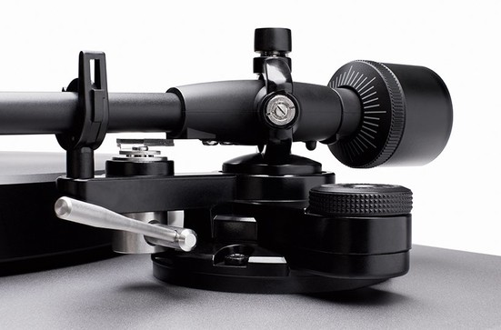 close-up of alva tt v2 tonearm