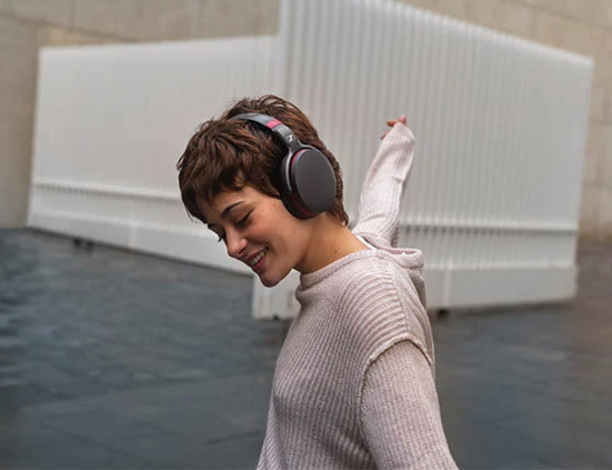 x1-desktop-HD-458-BT-woman-Sennheiser