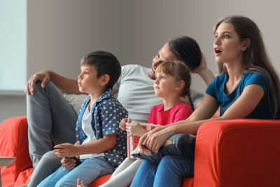 O familie vizionează un film