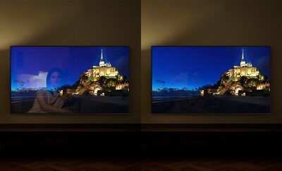 Imagini cu un oraș situat pe un deal, noaptea, afișate pe ecrane TV separate, care prezintă avantajul funcției X-Anti Reflection.