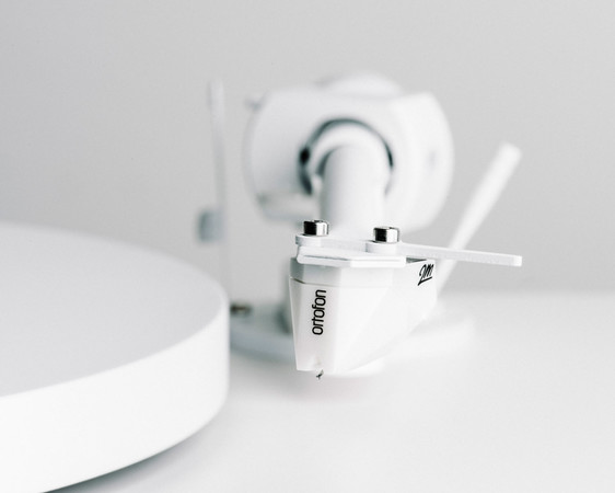 Pro-Ject Debut PRO White Edition, 30th. anniversary turntable